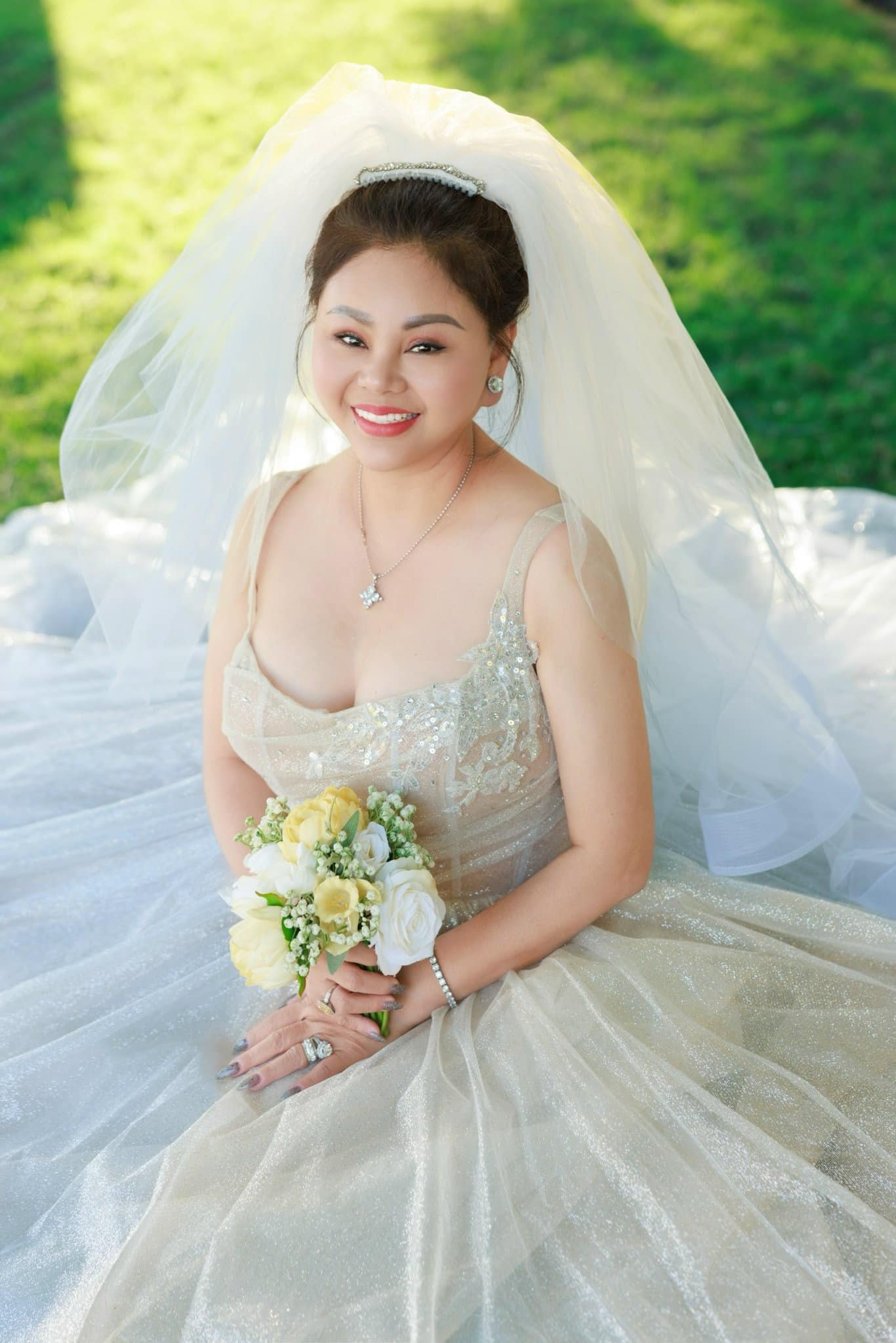 Hình ảnh Lê Giang diện váy cưới khiến cư dân mạng xôn xao