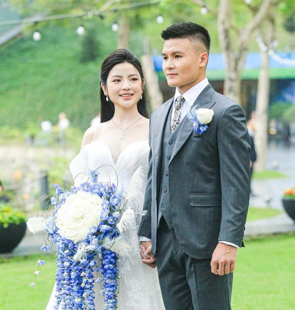 Quang Hải và Chu Thanh Huyền trong lễ cưới ngoài trời
