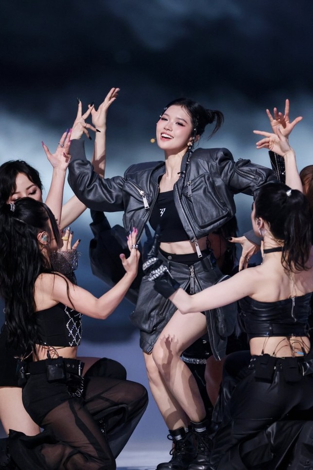 Suni Hạ Linh hát tiếng Trung cực mượt tại công diễn 1 Đạp Gió 2024, “chơi lớn” mang cả trực thăng lên sân khấu - ảnh 1
