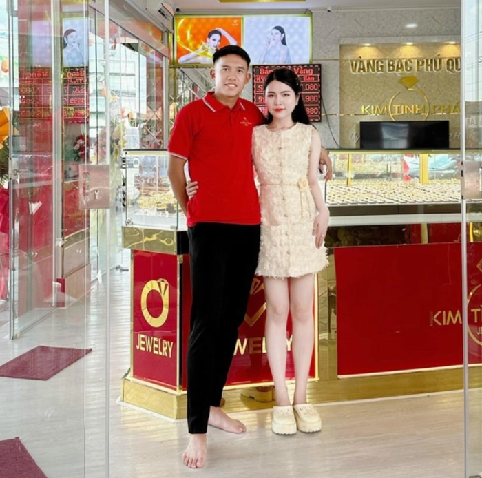 Minh Khoa bên cạnh bạn gái là chủ tiệm vàng tại Bình Dương