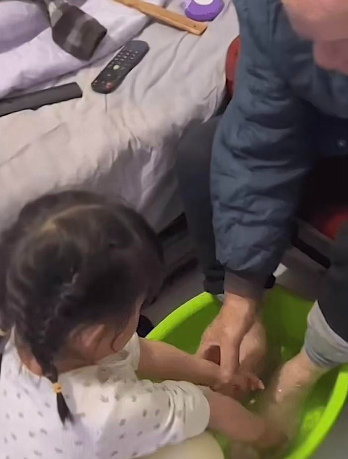 Con gái ông Liu rửa chân cho ông cụ