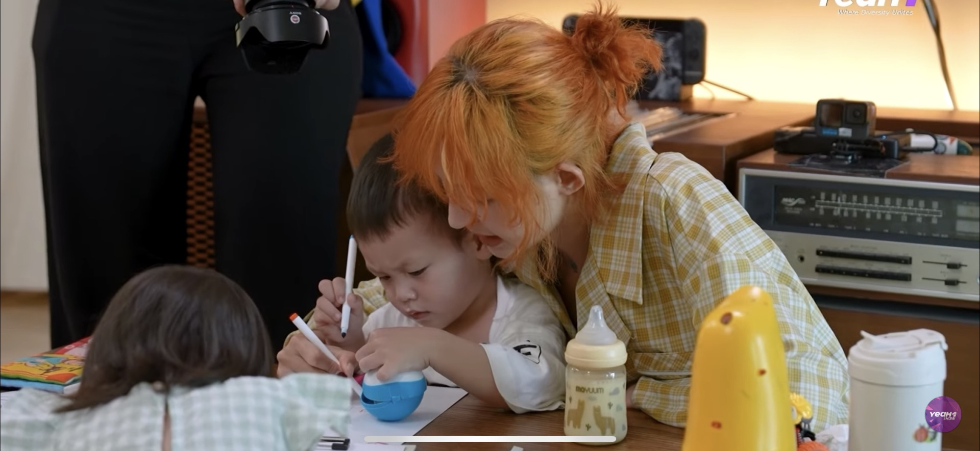 Mẹ Lâm Minh hướng dẫn bé Vĩnh Hy vẽ tranh