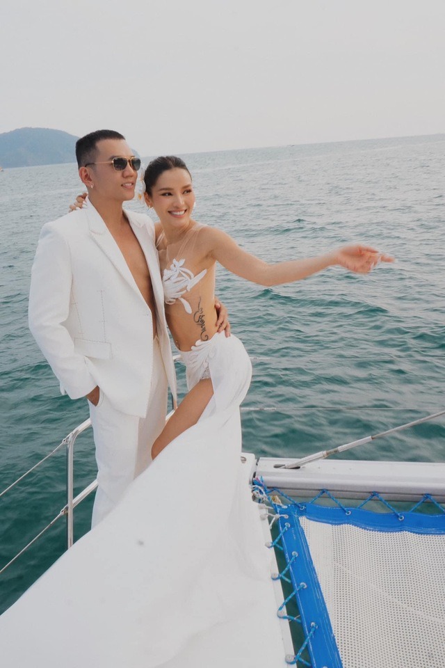 Vợ chồng Phương Trinh Jolie đón kỷ niệm 2 năm ngày cưới trên du thuyền sang chảnh