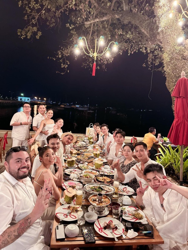 Gia đình Phương Trinh Jolie - Qúy Bình dùng bữa tại Phuket, Thái Lan