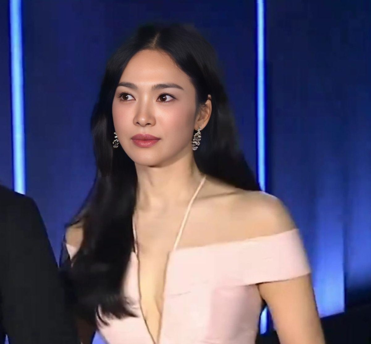 Song Hye Kyo không dự thảm đỏ, chỉ thầm lặng xuất hiện trên sân khấu trao giải khiến nhiều khán giả bất ngờ