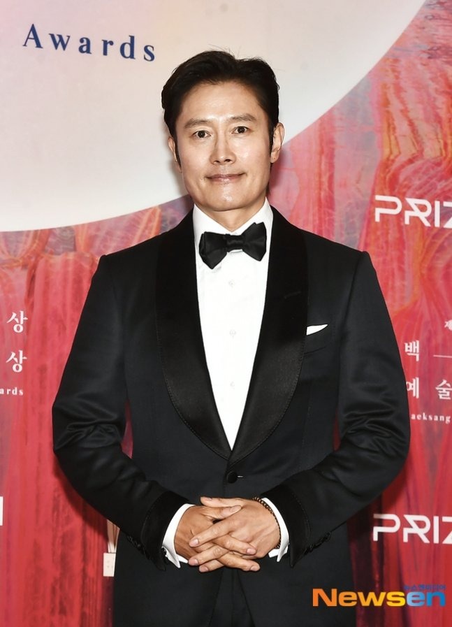 Tài tử Lee Byung Hun - tình cũ của Song Hye Kyo cũng góp mặt trên thảm đỏ