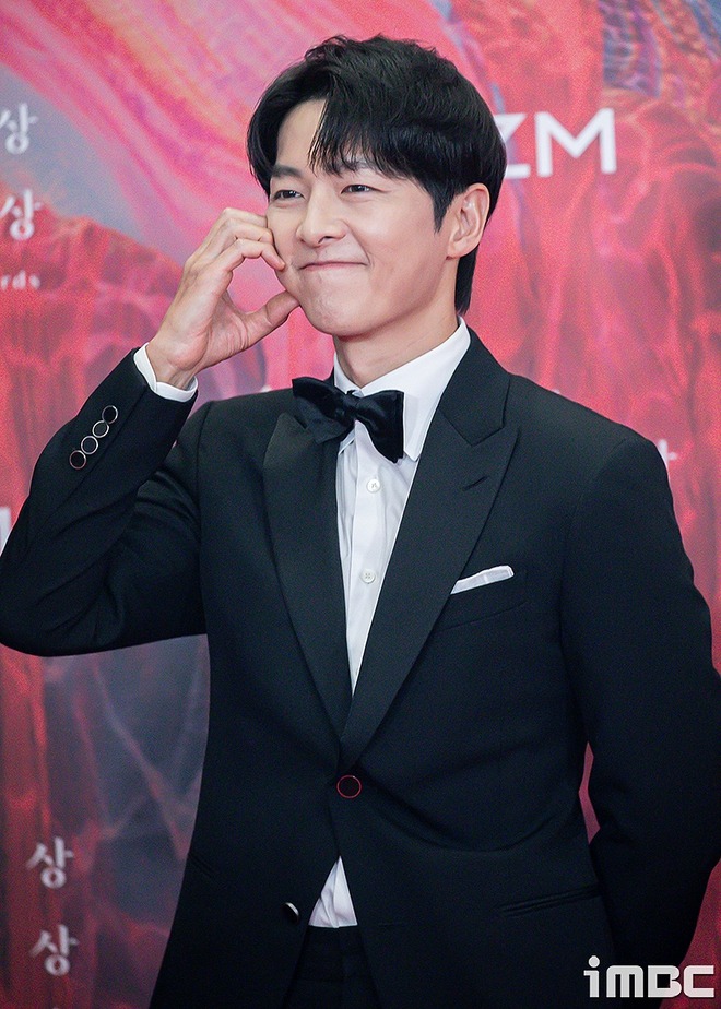 Màn xuất hiện và tạo dáng má trái tim gây tranh cãi của Song Joong Ki