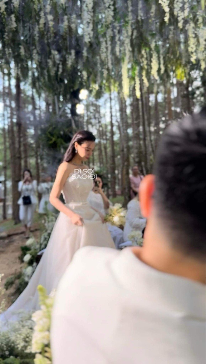Hình ảnh hiếm hoi của Midu tại đám cưới ở Đà Lạt - Ảnh: Đi Soi Sao Đi