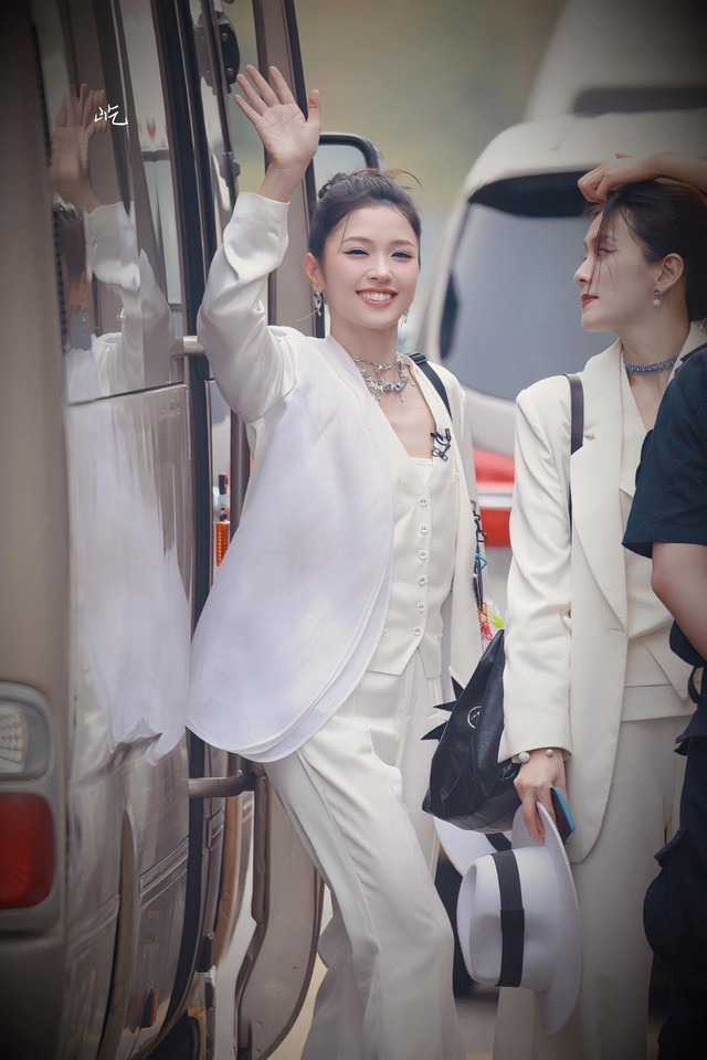 Hé lộ hình ảnh Suni Hạ Linh mặc áo dài ghi hình Đạp Gió 2024, nghi vấn tái lập thành tích của Chi Pu? - ảnh 5