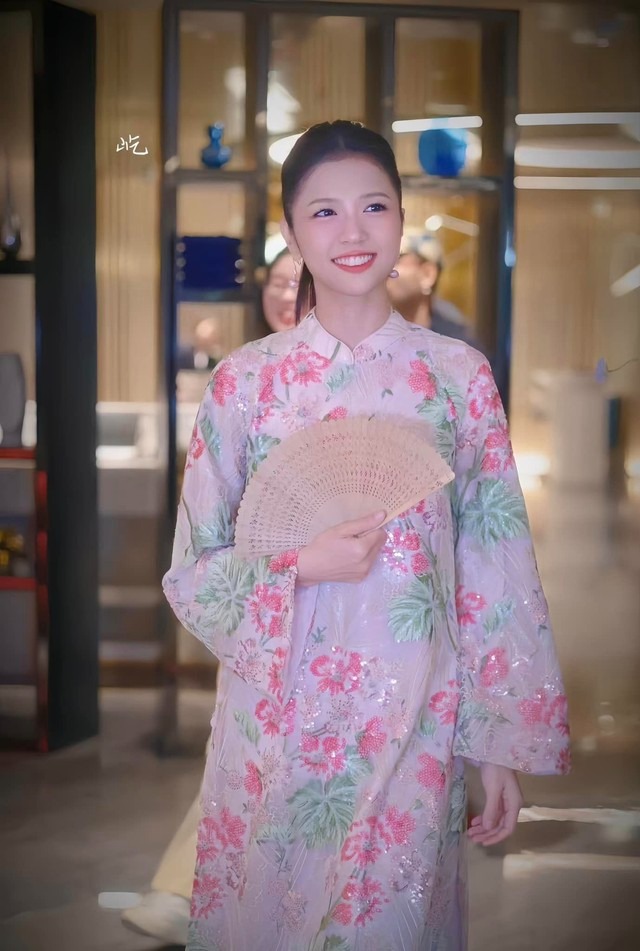 Hé lộ hình ảnh Suni Hạ Linh mặc áo dài ghi hình Đạp Gió 2024, nghi vấn tái lập thành tích của Chi Pu? - ảnh 1