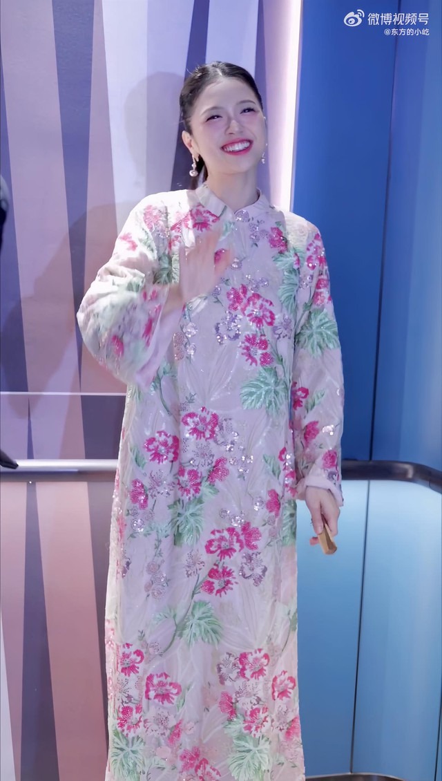 Hé lộ hình ảnh Suni Hạ Linh mặc áo dài ghi hình Đạp Gió 2024, nghi vấn tái lập thành tích của Chi Pu? - ảnh 2