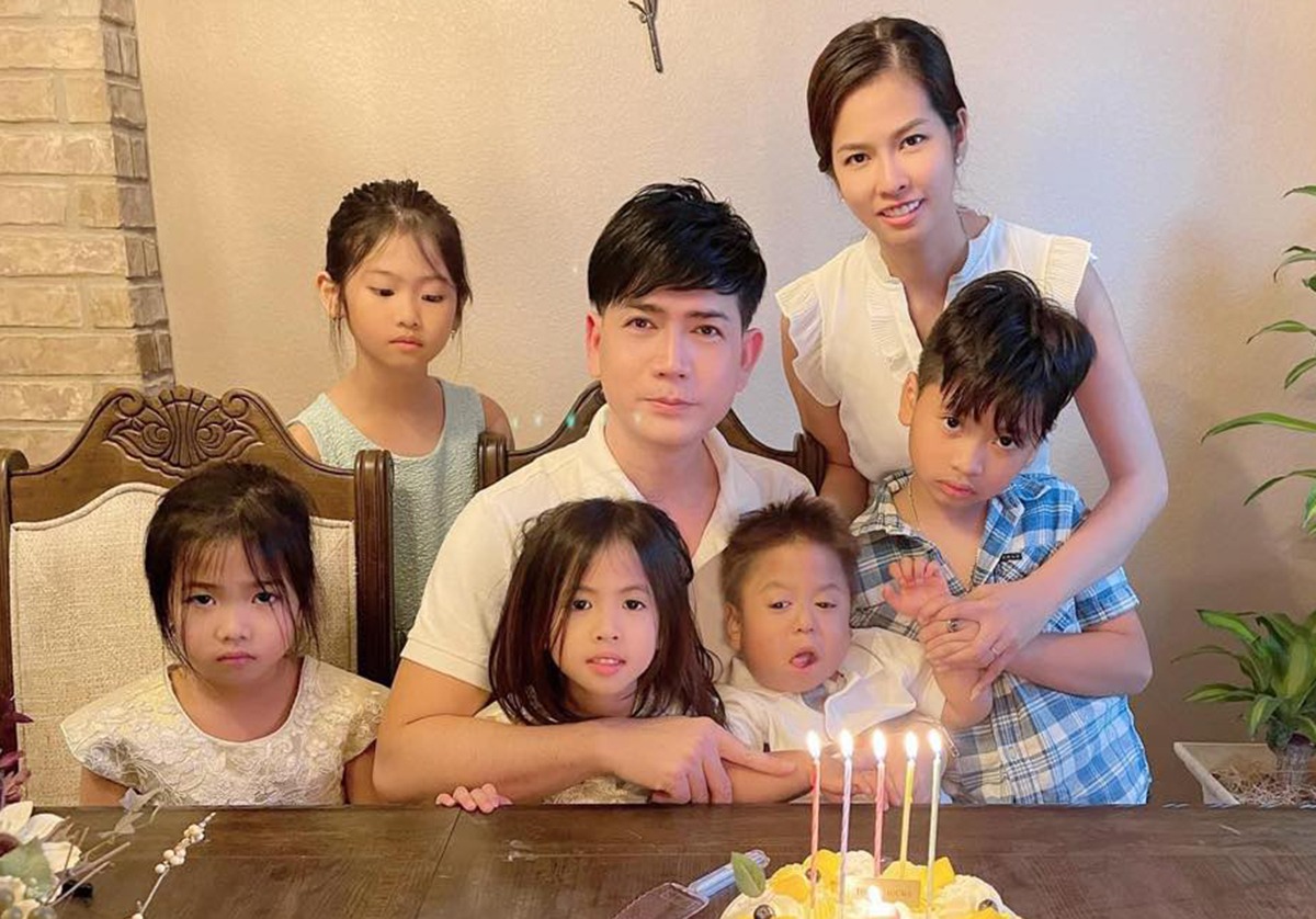 Quách Thành Danh bên cạnh vợ và 5 con