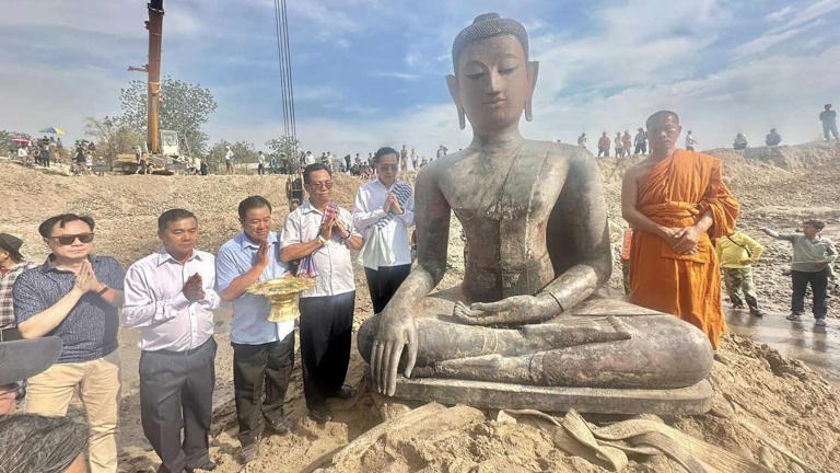 Pho tượng có tình trạng khá nguyên vẹn - Ảnh: Matichon