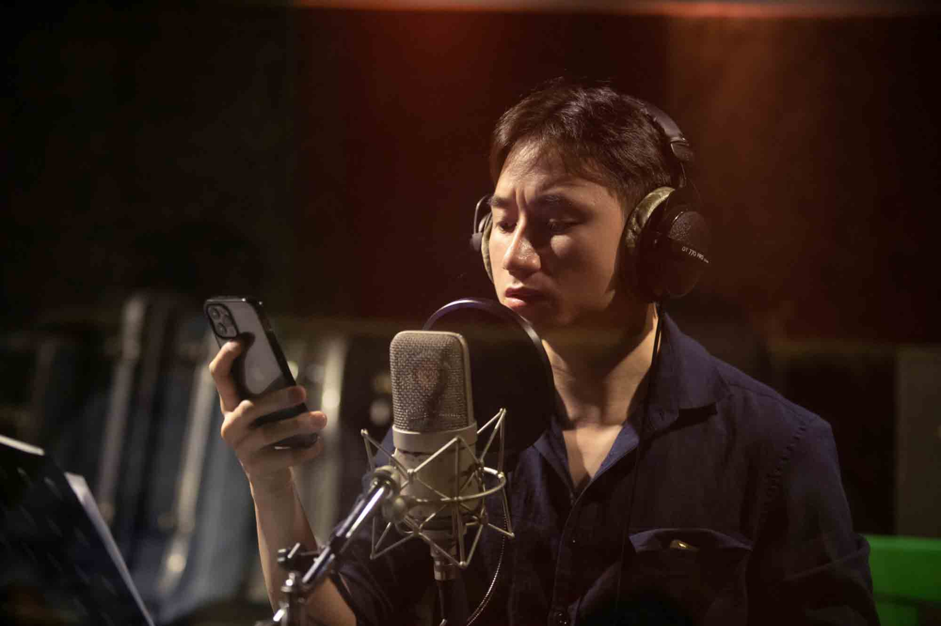 Phan Mạnh Quỳnh trong phòng thu ca khúc Chuyến Xe