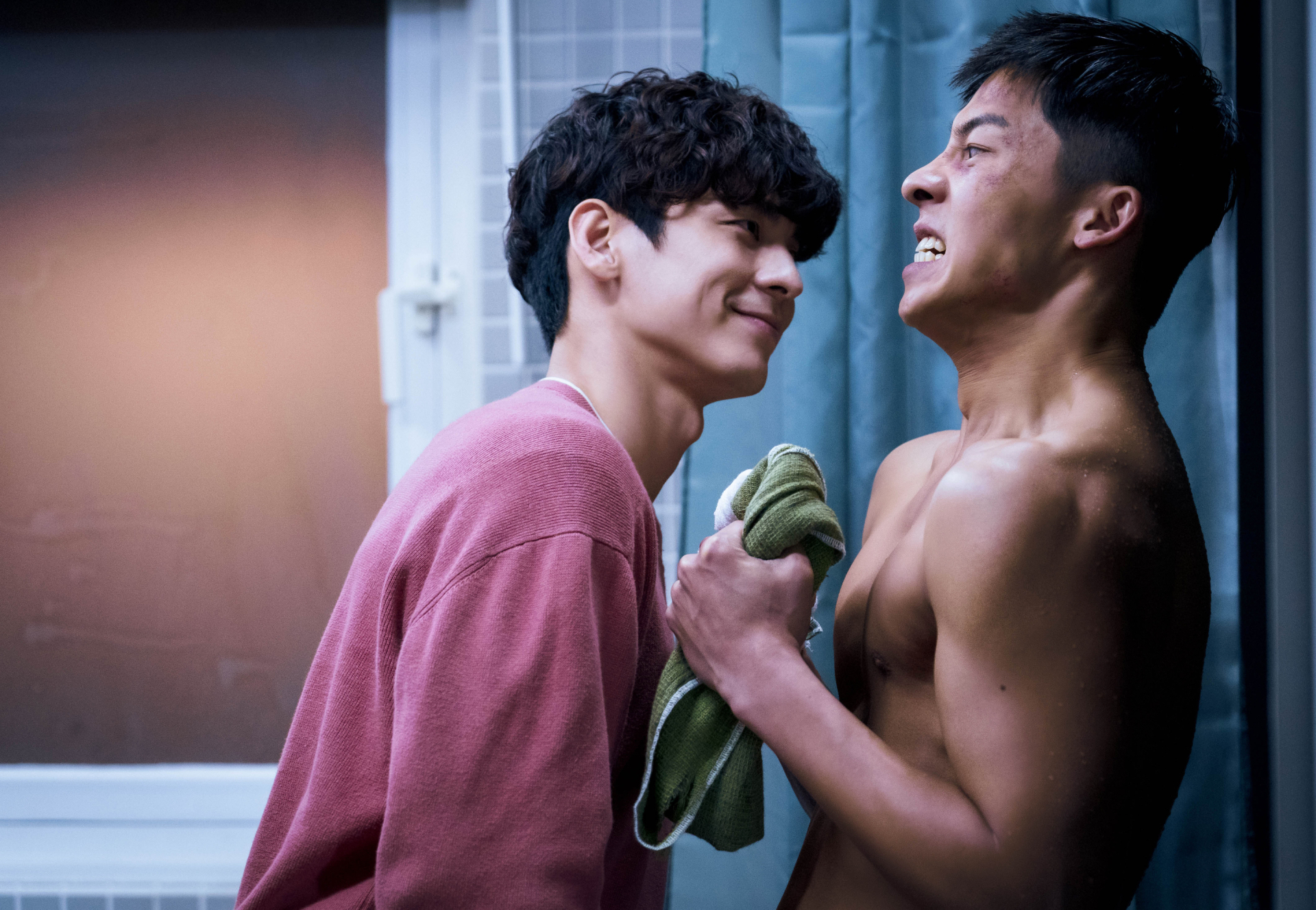 Bộ phim có 'cảnh nóng' của Hứa Quang Hán, doanh thu trăm tỷ sắp chính thức đổ bộ Netflix - ảnh 2