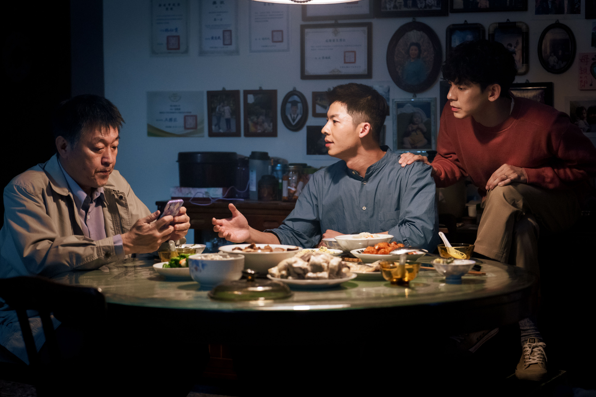 Bộ phim có 'cảnh nóng' của Hứa Quang Hán, doanh thu trăm tỷ sắp chính thức đổ bộ Netflix - ảnh 4