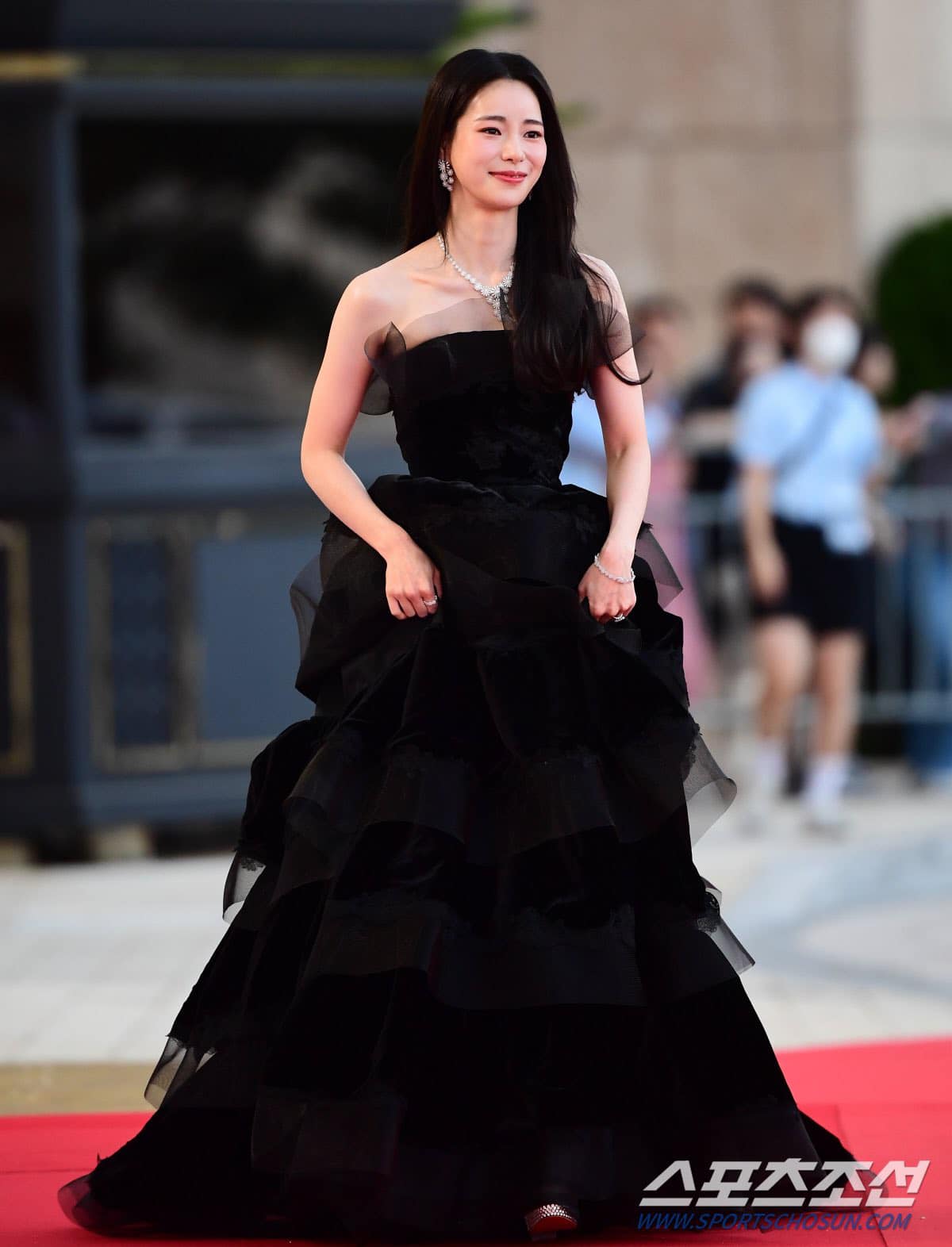 Ác nữ Lim Ji Yeon 'quét sạch thảm đỏ' tại Rồng Xanh 2023