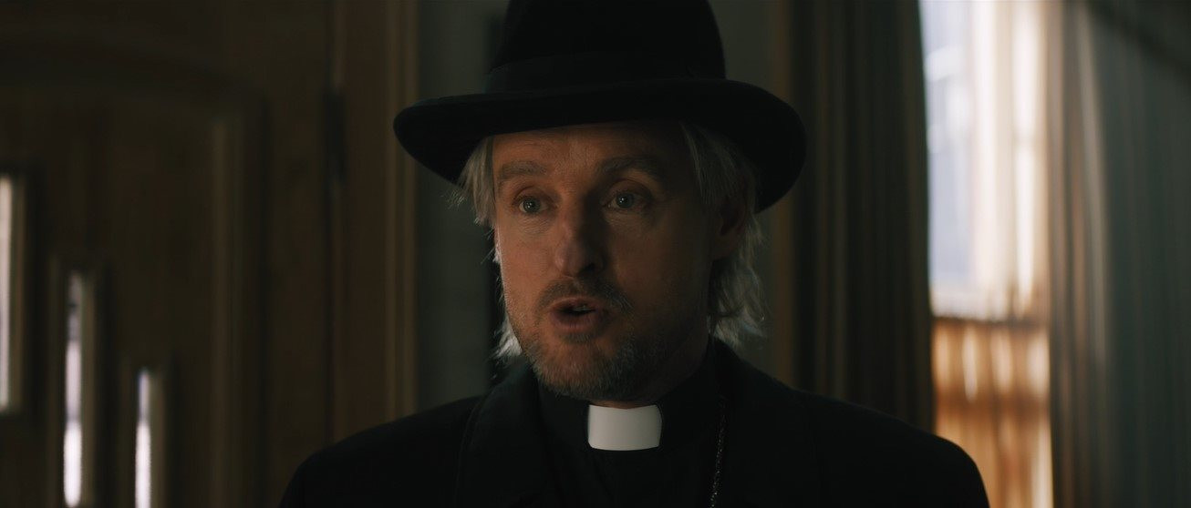 Linh mục Kent do diễn viên Owen Wilson thủ vai