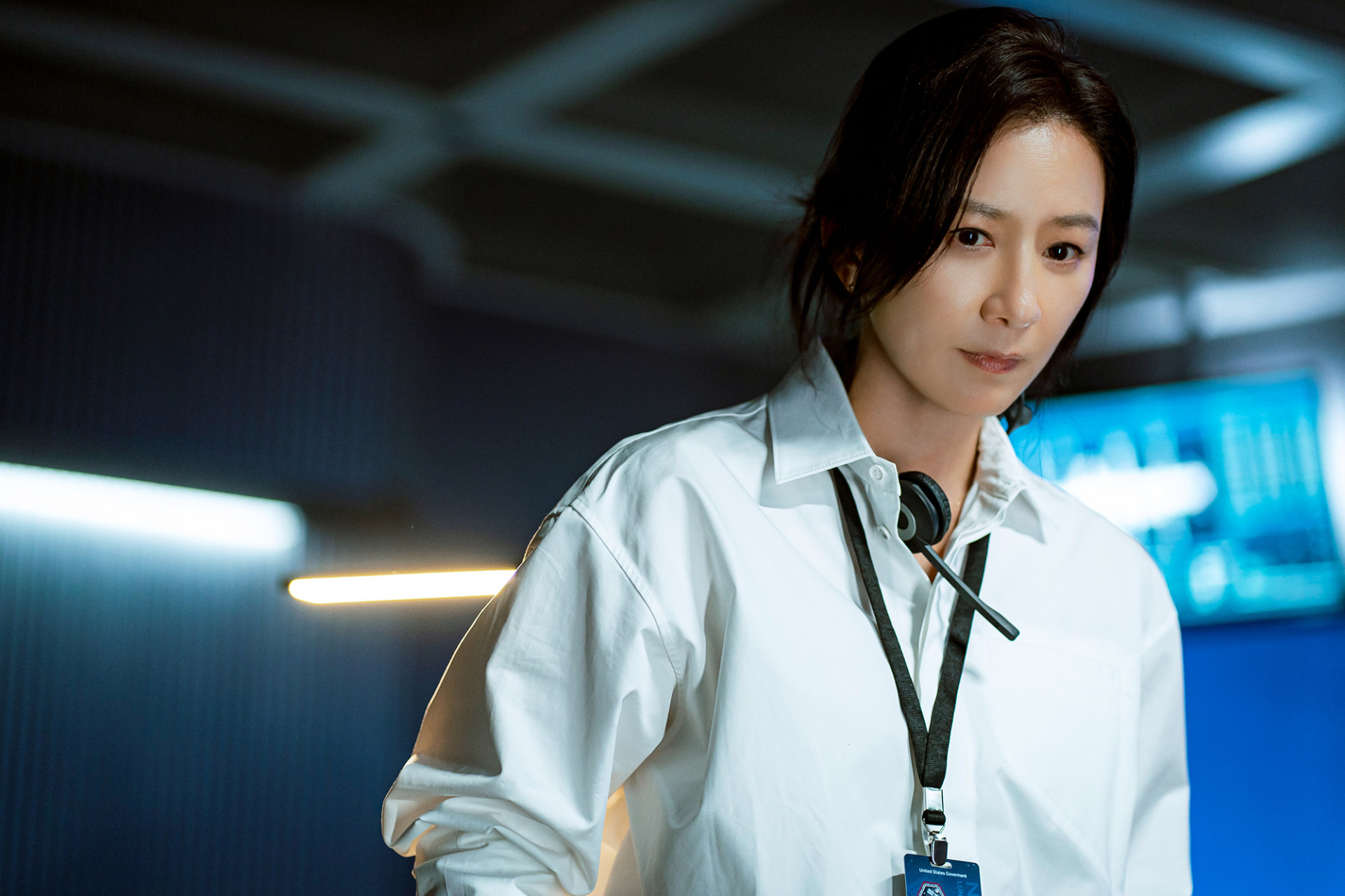 Kim Hee Ae trong vai Yoon Moon Young – Giám đốc quỹ đạo Mặt trăng của NASA