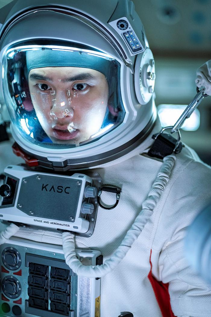 Thành viên phi hành đoàn Hwang Sun-woo (D.O. thủ vai) bị mắc kẹt trên mặt trăng