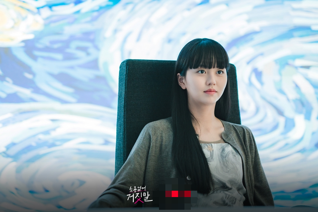 Kim So Hyun từng góp mặt trong loạt phim đình đám như Mặt trăng ôm mặt trời, Cô gái nhìn thấy mùi hương, Who Are You: School 2015...
