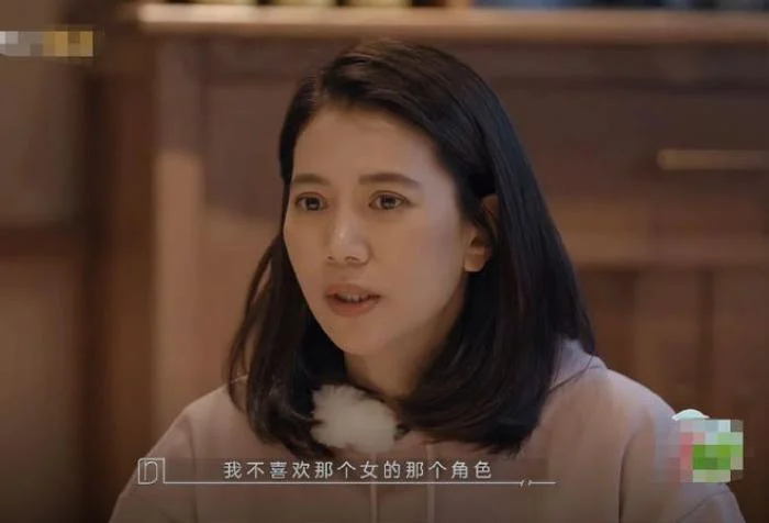 Văn Vịnh Nghi bị cho là 'chê' diễn xuất của Triệu Lệ Dĩnh ngay trên sóng truyền hình