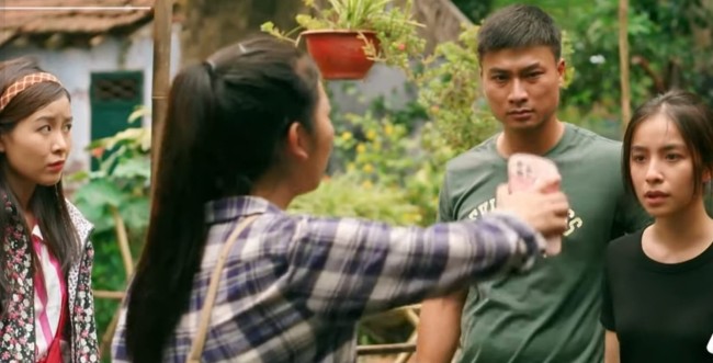 Loạt 'sạn' trong phim Việt giờ vàng: Nhà nghèo đi vay tiền nhưng dùng iPhone 12 promax? - ảnh 1