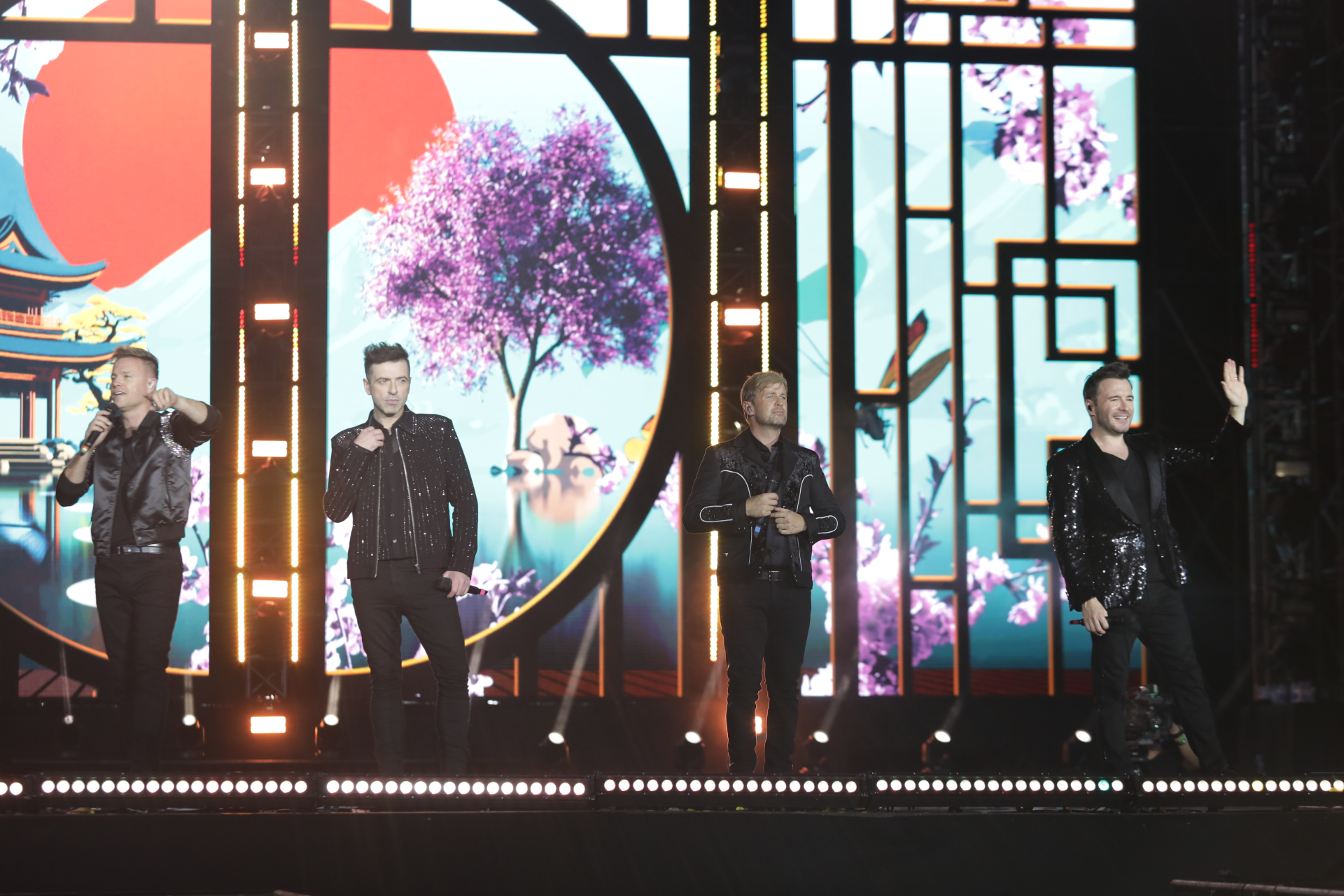 'Idol U50' Westlife khiến 23,000 khán giả Việt náo loạn, cháy liên tục 2 tiếng với đêm diễn đầu tiên - ảnh 4