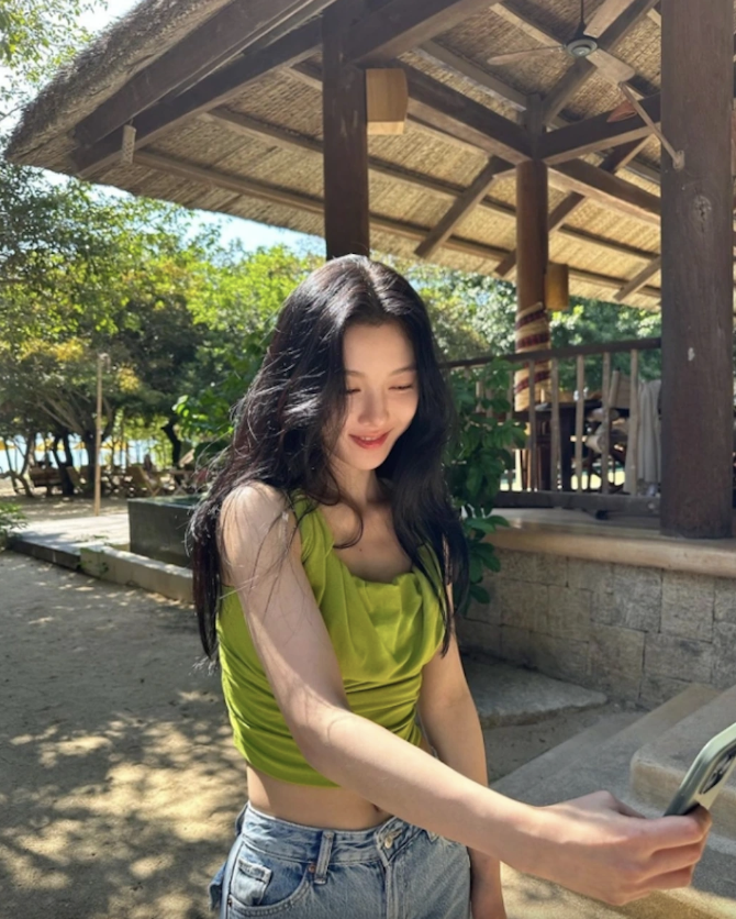 Kim Yoo Jung trong ảnh chụp ở Nha Trang hồi 2023