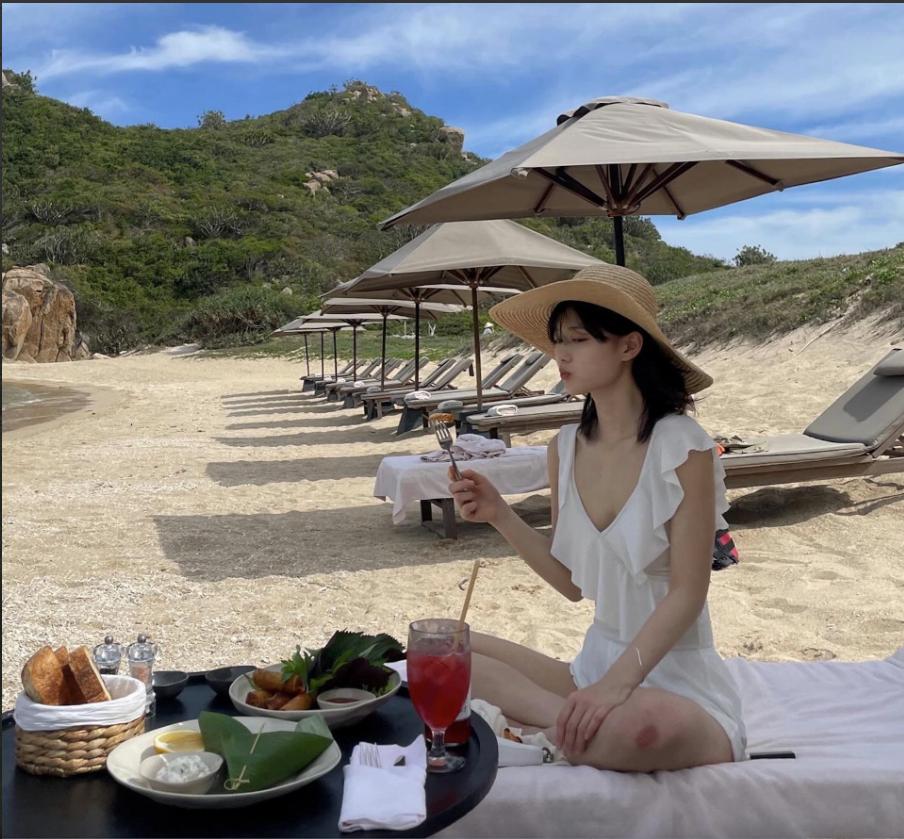 Người đẹp 26 tuổi thích thú thưởng thức đồ ăn ngon bên bãi biển