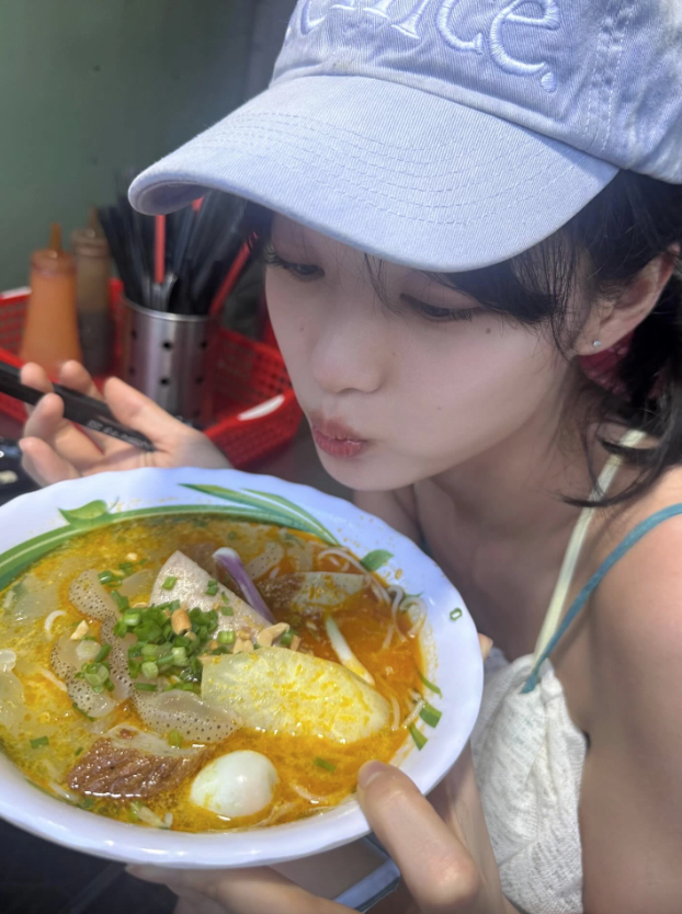 Kim Yoo Jung dành thời gian dạo phố, thưởng thức ẩm thực địa phương