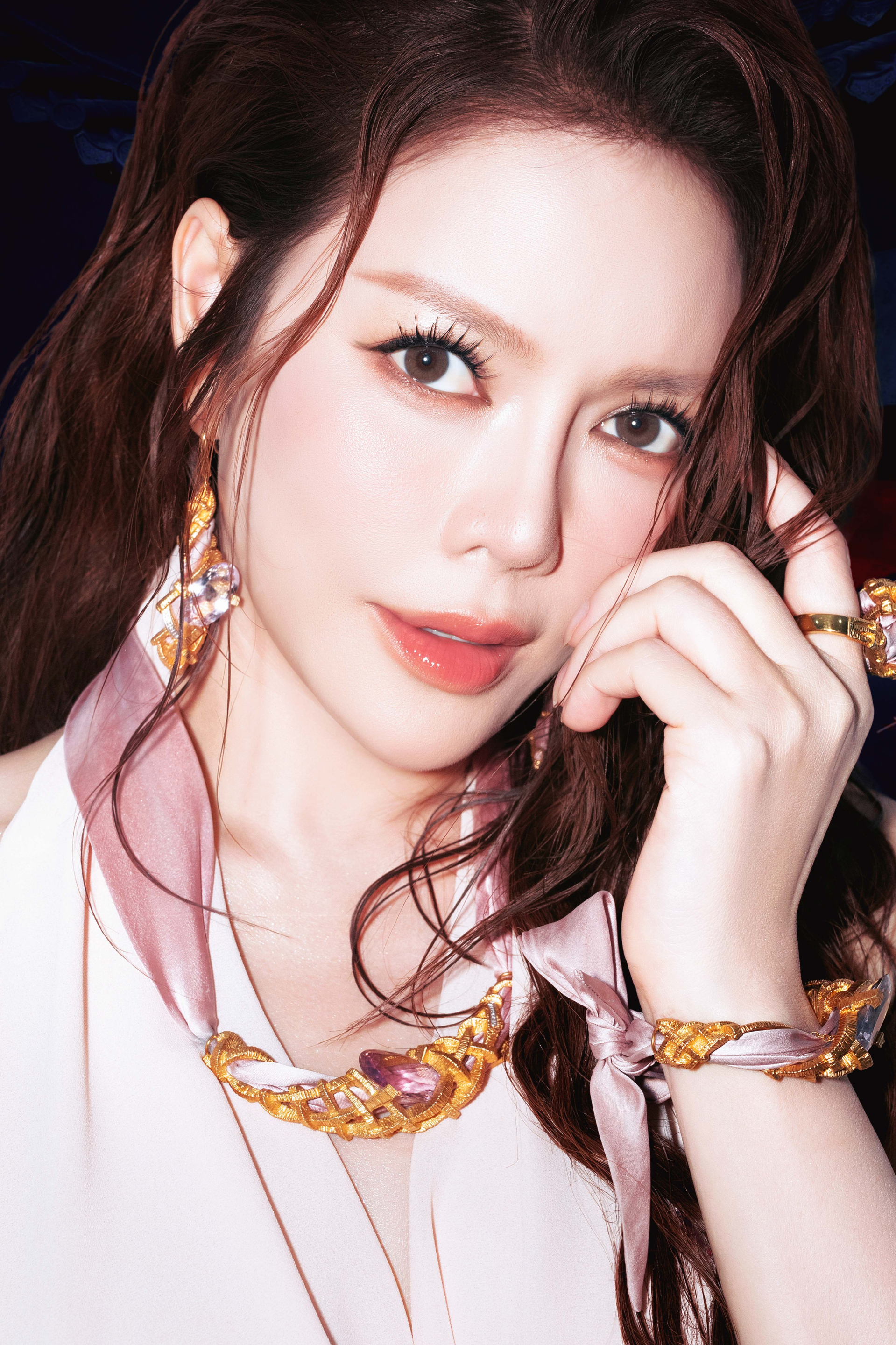 'Phú bà' Lý Nhã Kỳ đeo set kim cương 2 tỷ đồng đi xem show thời trang - ảnh 4