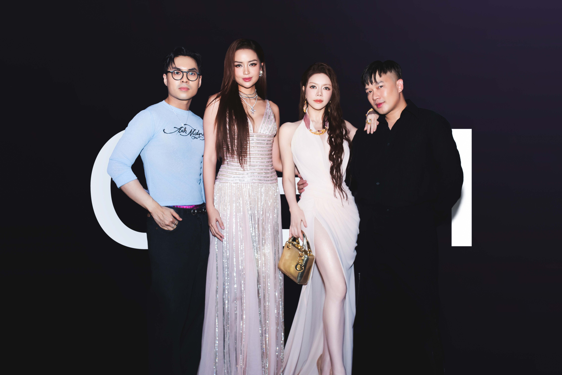 'Phú bà' Lý Nhã Kỳ đeo set kim cương 2 tỷ đồng đi xem show thời trang - ảnh 1