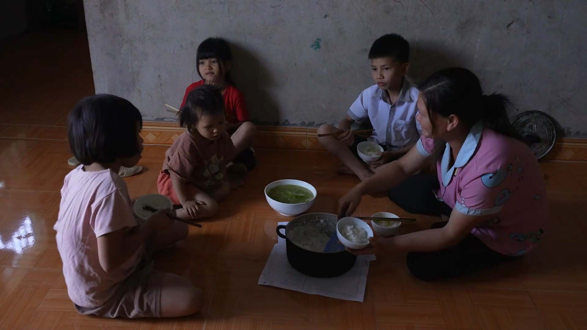 Dương Hồng Phúc, JayKii khóc nghẹn trước 4 anh em mồ côi cha, vóc dáng nhỏ bé vì ăn uống thiếu chất - ảnh 2