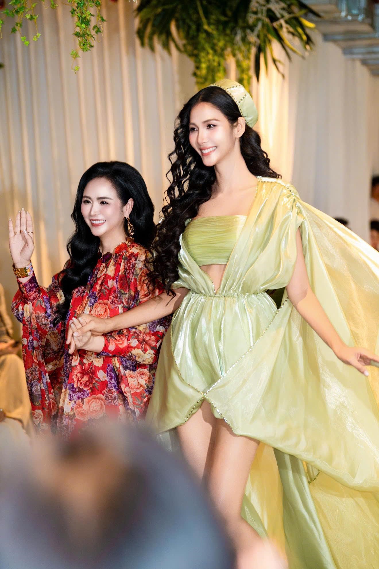 Hoàng Thùy chiếm spotlight với cú xoay váy đỉnh cao trong show diễn của NTK Thanh Hương Bùi - ảnh 1