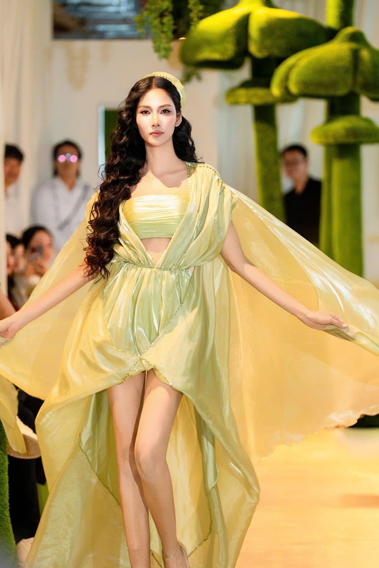 Hoàng Thùy chiếm spotlight với cú xoay váy đỉnh cao trong show diễn của NTK Thanh Hương Bùi - ảnh 2