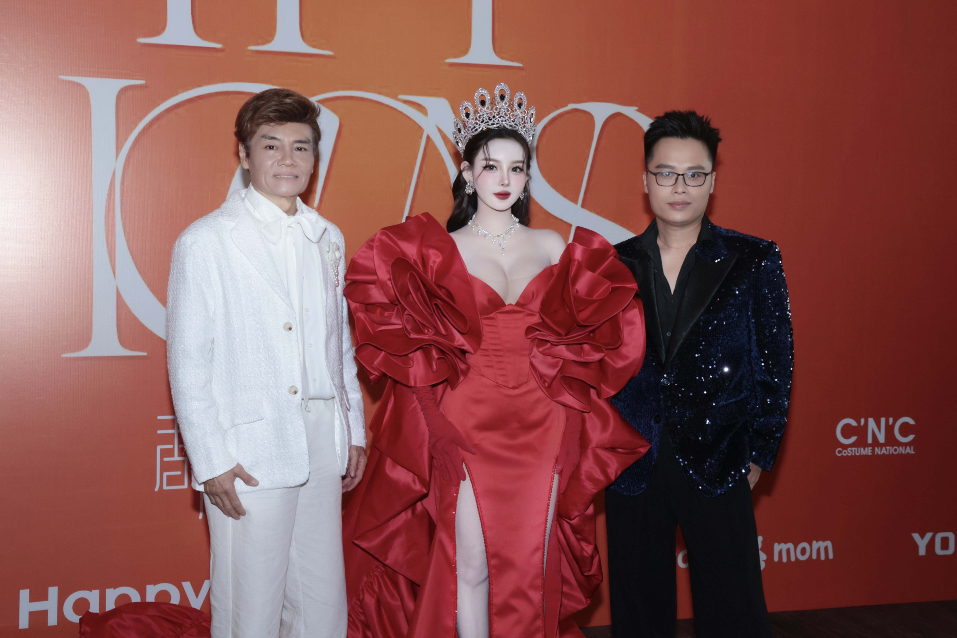 Nàng thơ xuất hiện rực rỡ trong show thời trang của NTK Nguyễn Minh Tuấn tại Bắc Kinh - ảnh 1
