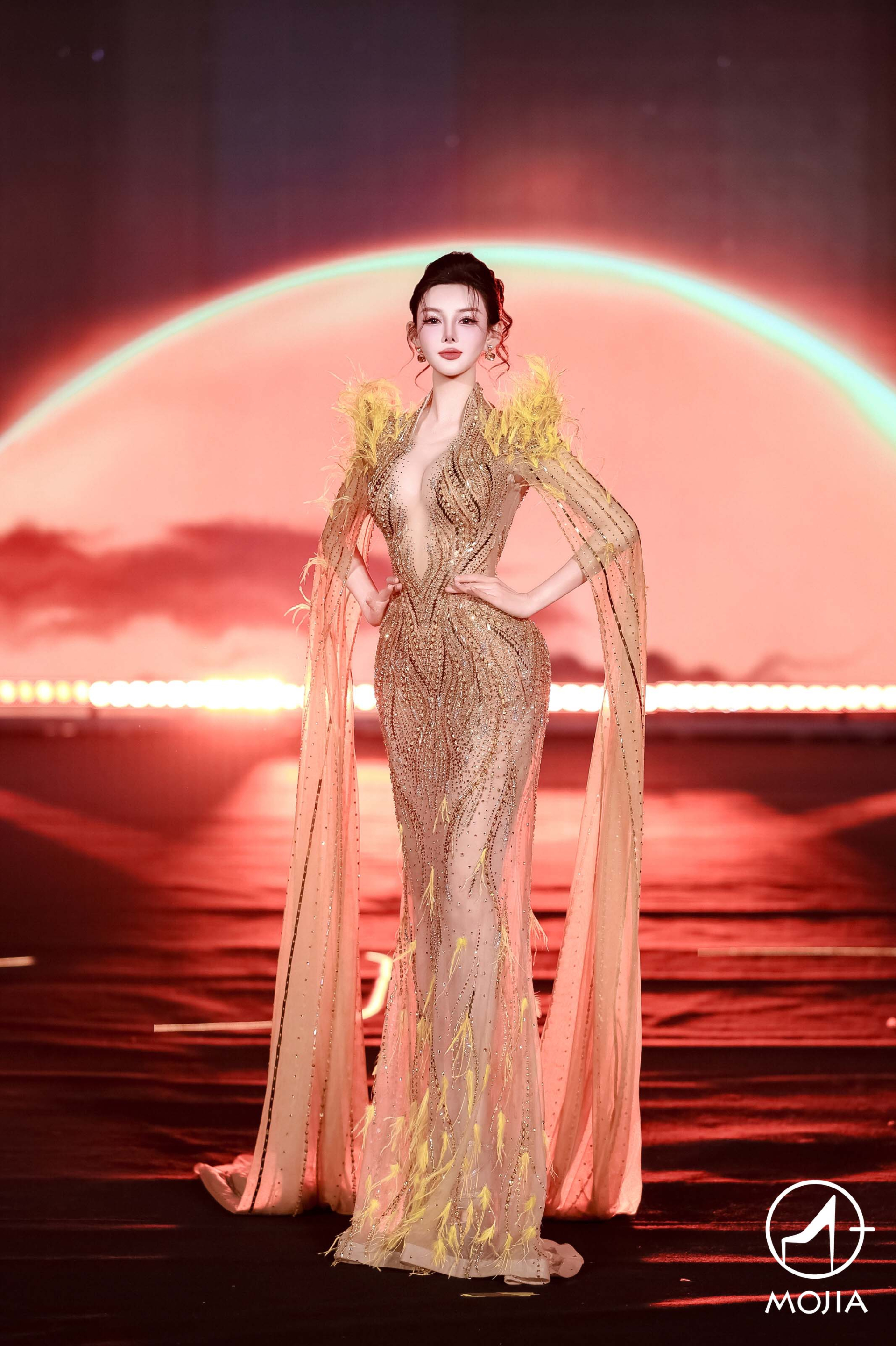 Nàng thơ xuất hiện rực rỡ trong show thời trang của NTK Nguyễn Minh Tuấn tại Bắc Kinh - ảnh 2