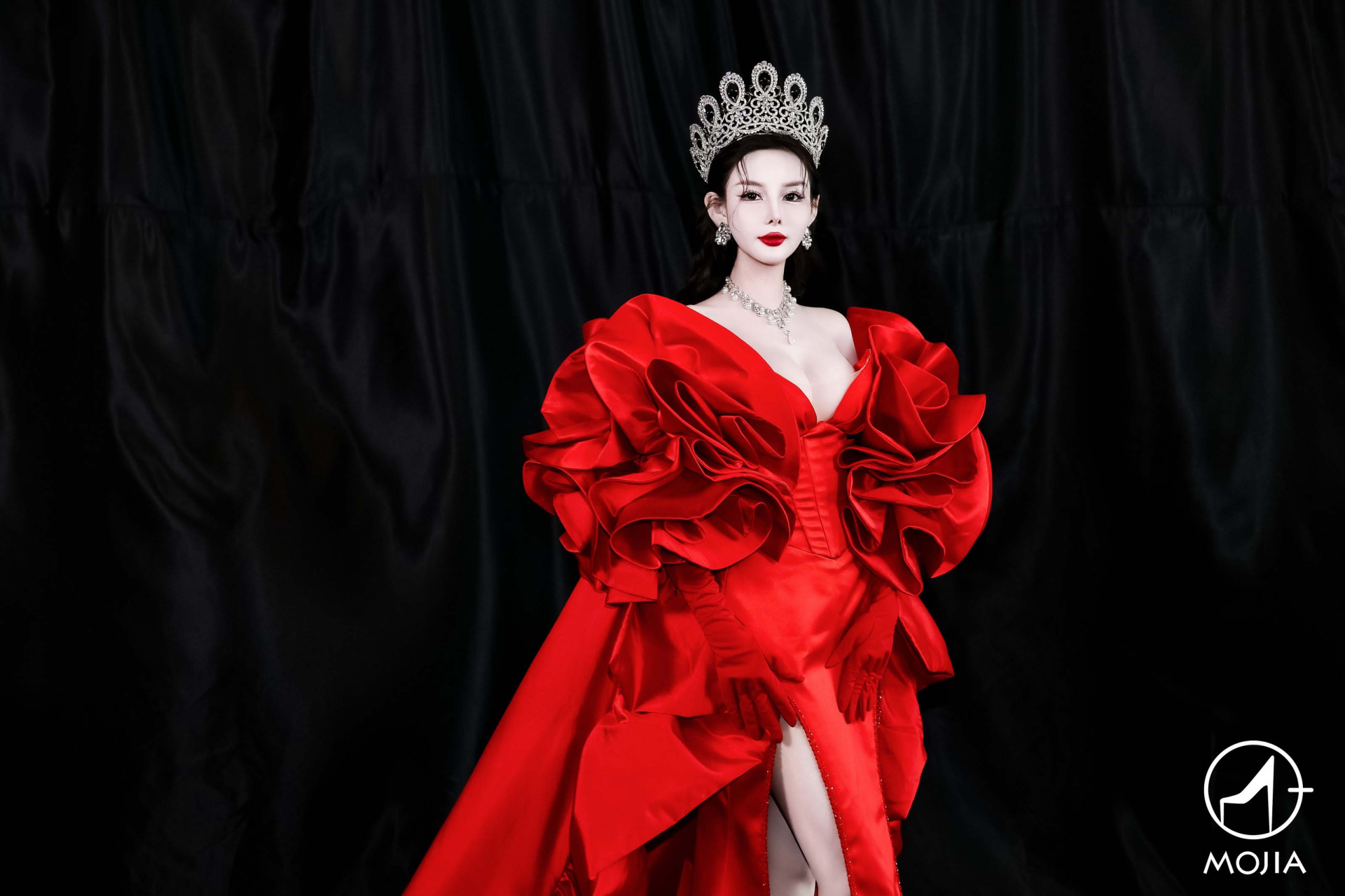 Nàng thơ xuất hiện rực rỡ trong show thời trang của NTK Nguyễn Minh Tuấn tại Bắc Kinh - ảnh 3