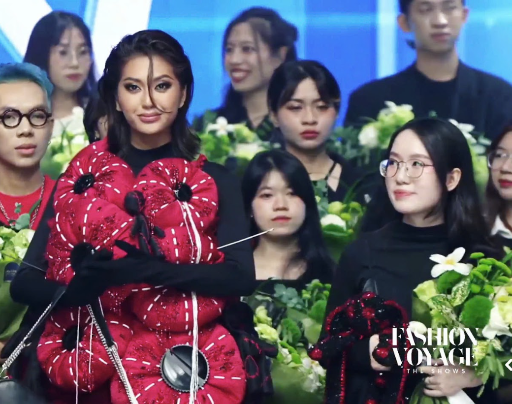 Ketut Permata Juliastrid (Tata)-Miss Cosmo 2024 diện thiết kế trang phục của NTK Nguyễn Lan Anh tại VIETNAM NEXT-GEN FASHION ERA 1