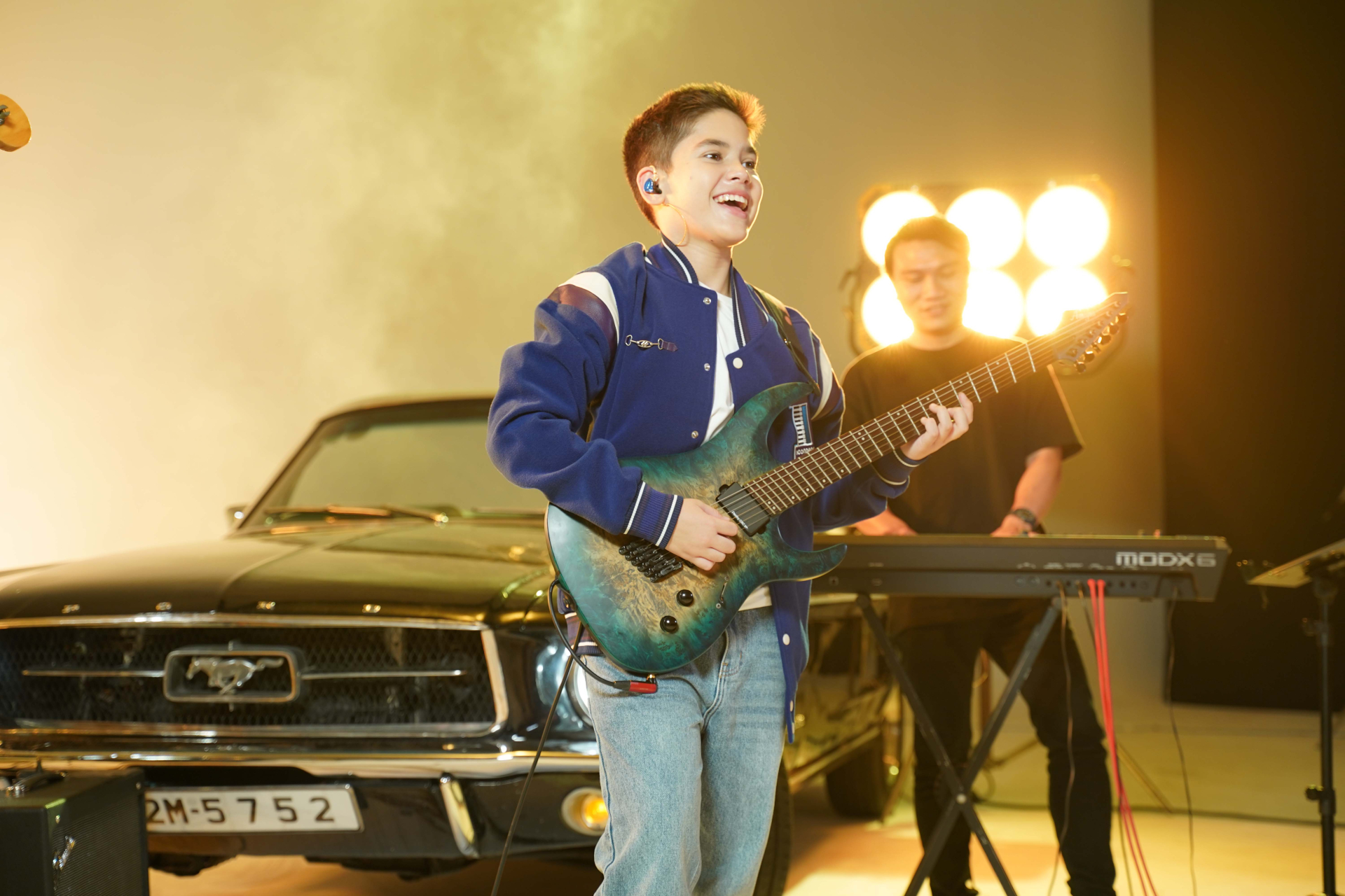 Tài năng guitar nhí Shumo AG “đốt cháy” sân khấu cùng Phạm Anh Khoa - ảnh 1