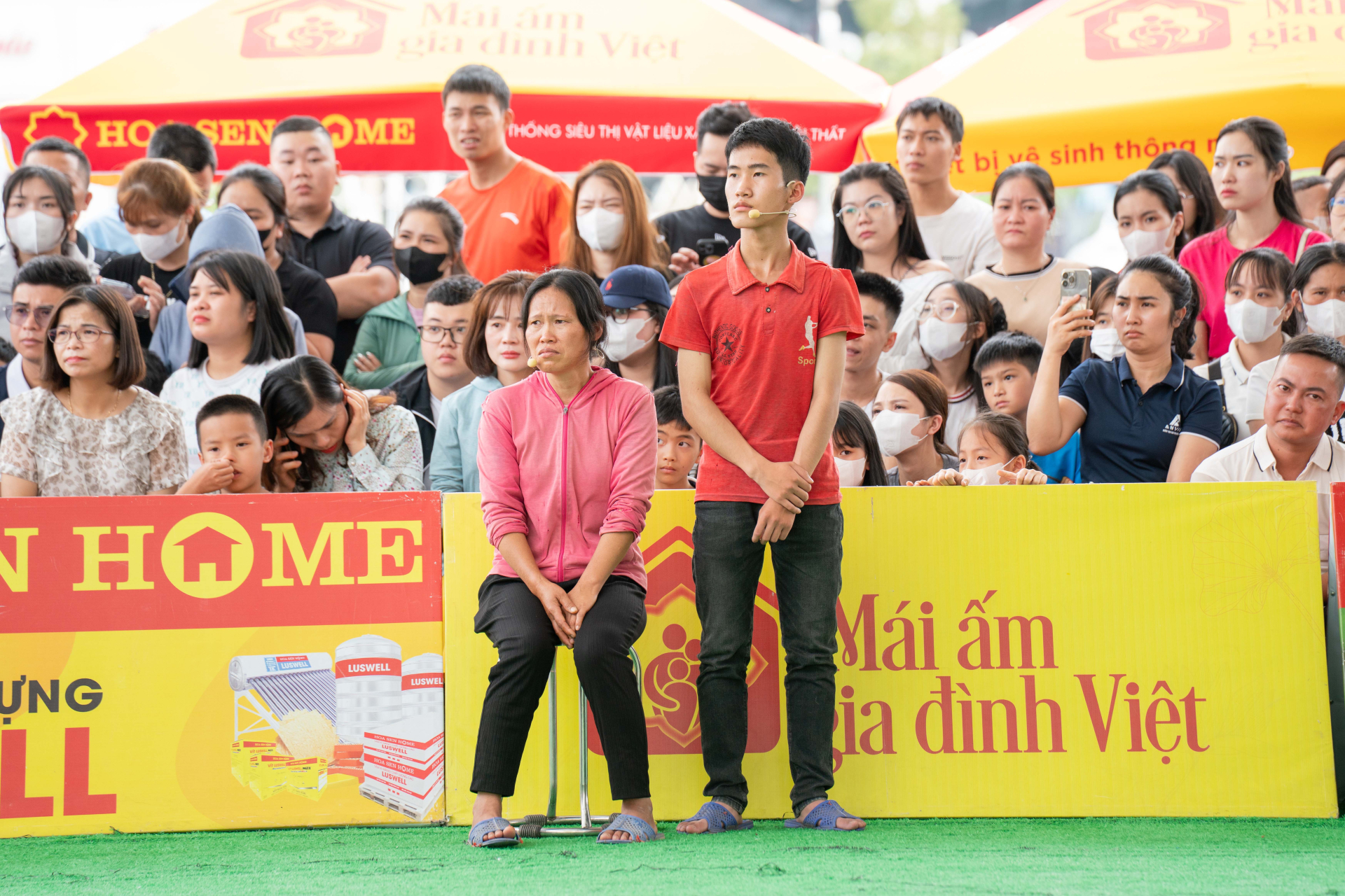 MC Thanh Thảo nghẹn lòng trước cậu bé không có cha, thân hình gầy gò phải gánh nước cho cả nhà sử dụng - ảnh 1
