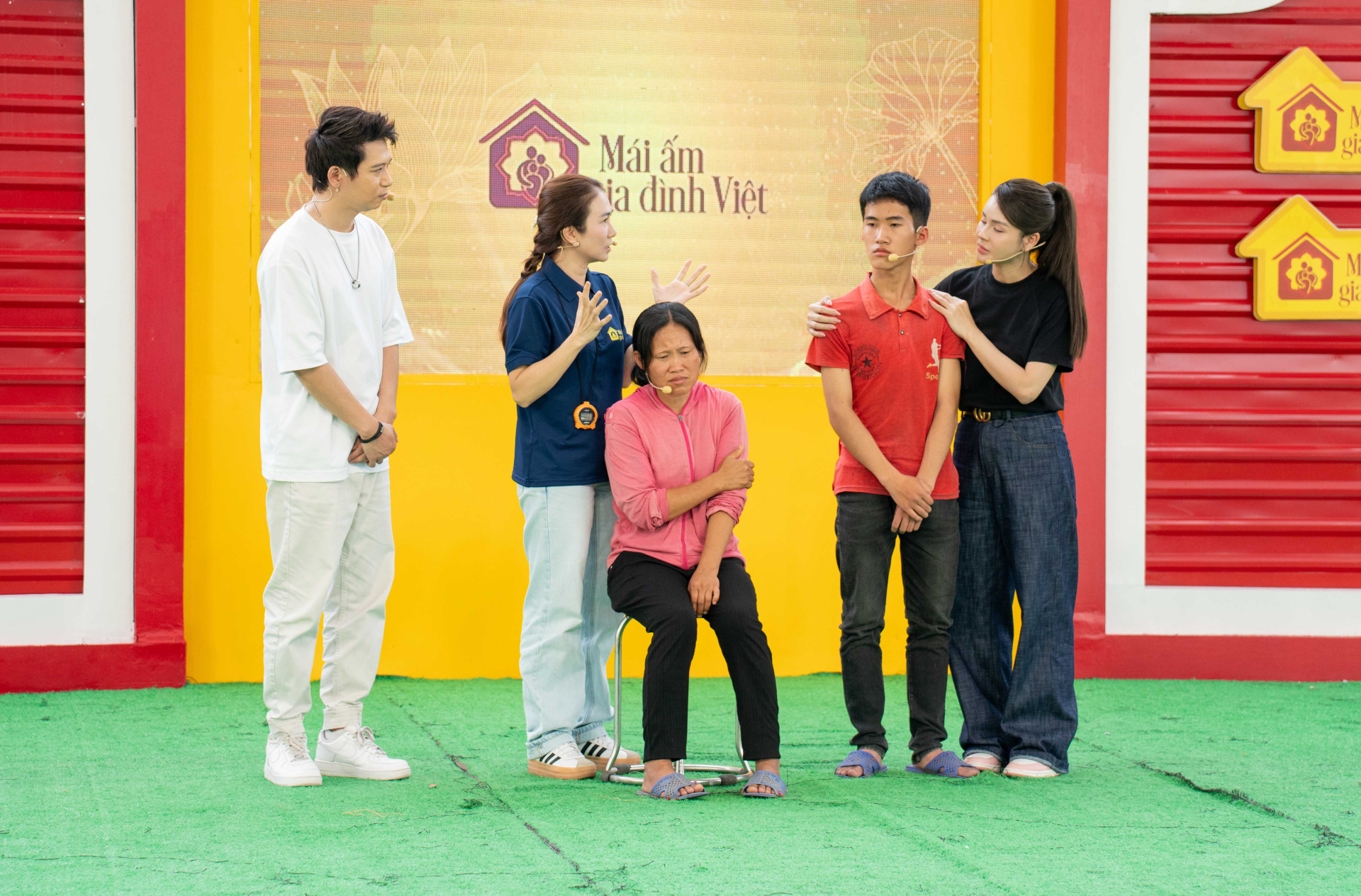 MC Thanh Thảo nghẹn lòng trước cậu bé không có cha, thân hình gầy gò phải gánh nước cho cả nhà sử dụng - ảnh 4