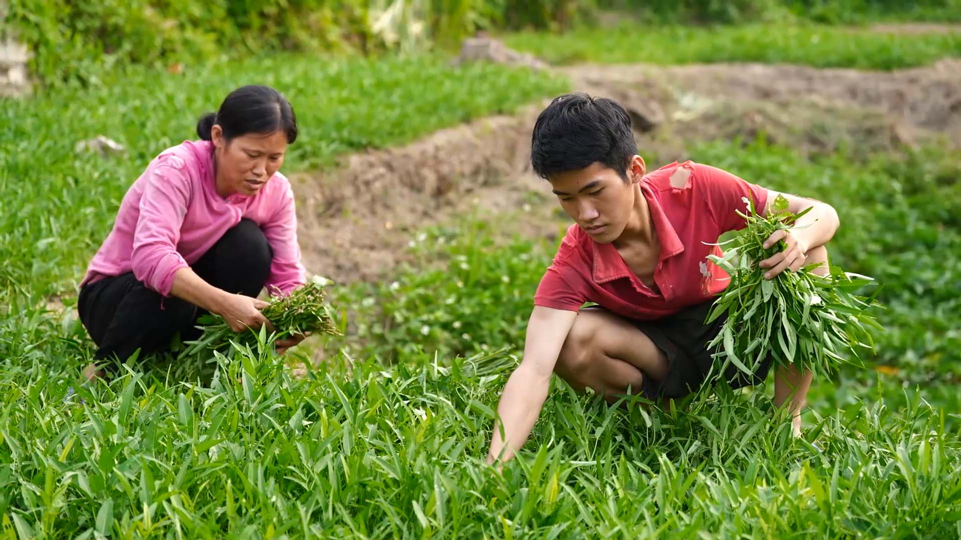 MC Thanh Thảo nghẹn lòng trước cậu bé không có cha, thân hình gầy gò phải gánh nước cho cả nhà sử dụng - ảnh 2