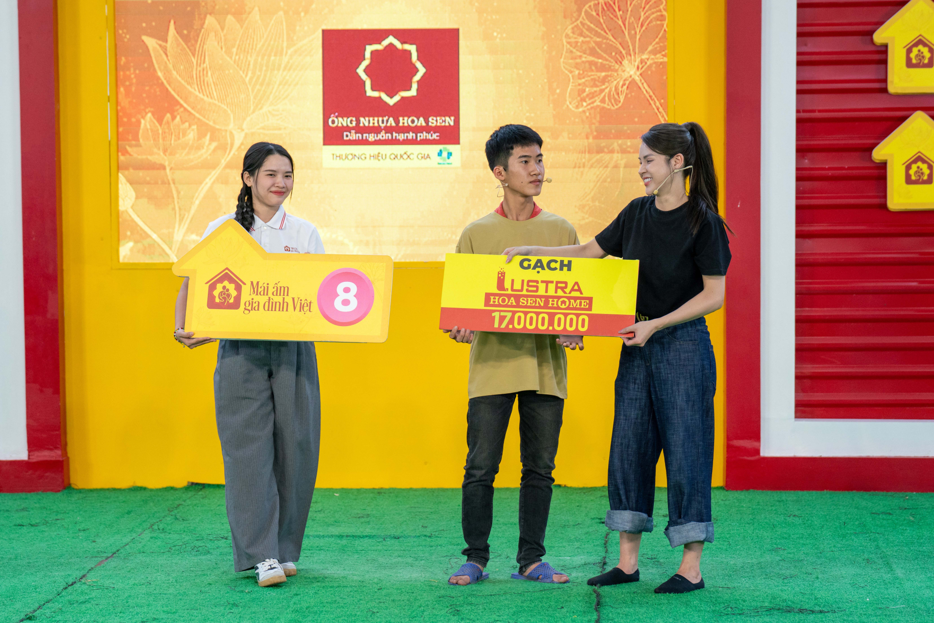 MC Thanh Thảo nghẹn lòng trước cậu bé không có cha, thân hình gầy gò phải gánh nước cho cả nhà sử dụng - ảnh 5