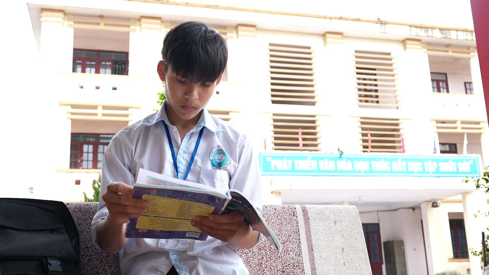 Cậu bé 17 tuổi mất mẹ, một mình chăm sóc bà ngoại 90 tuổi khiến nhiều người xót xa - ảnh 4