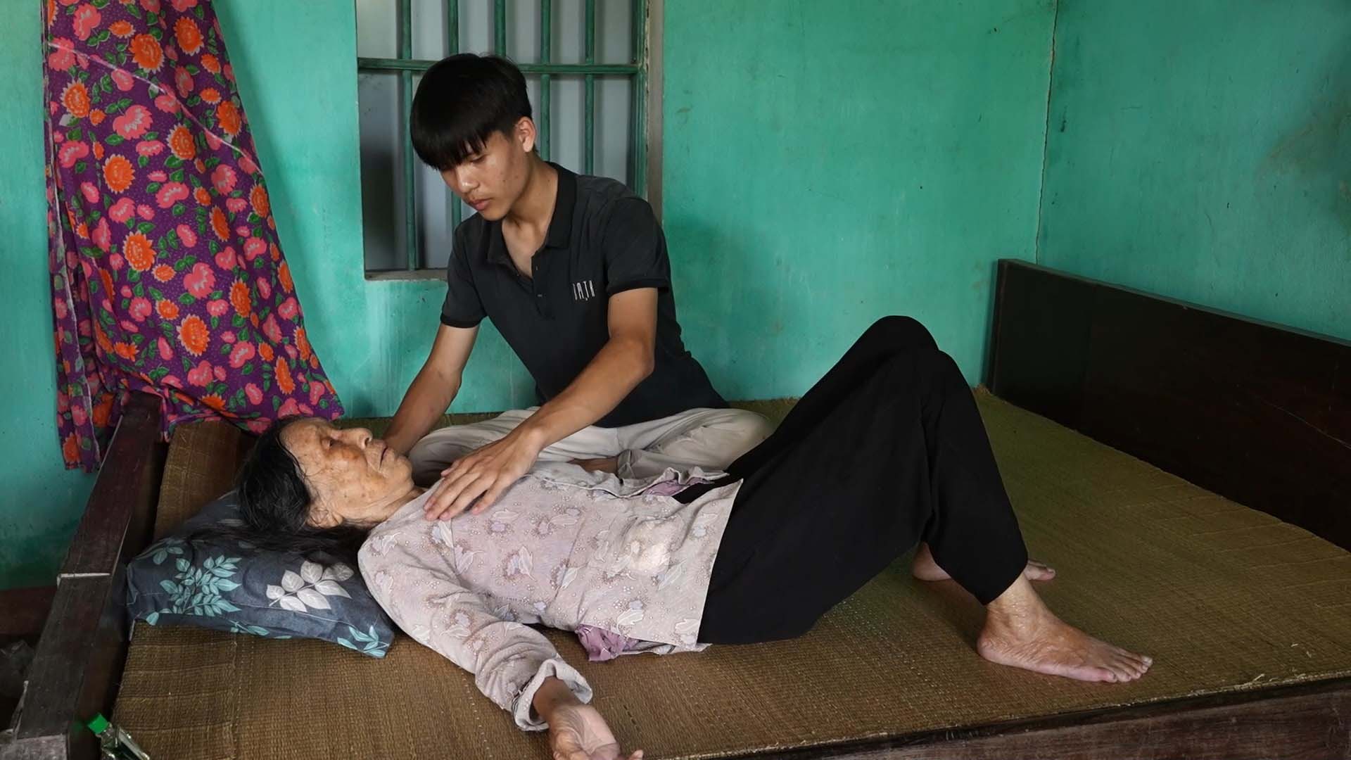 Cậu bé 17 tuổi mất mẹ, một mình chăm sóc bà ngoại 90 tuổi khiến nhiều người xót xa - ảnh 2