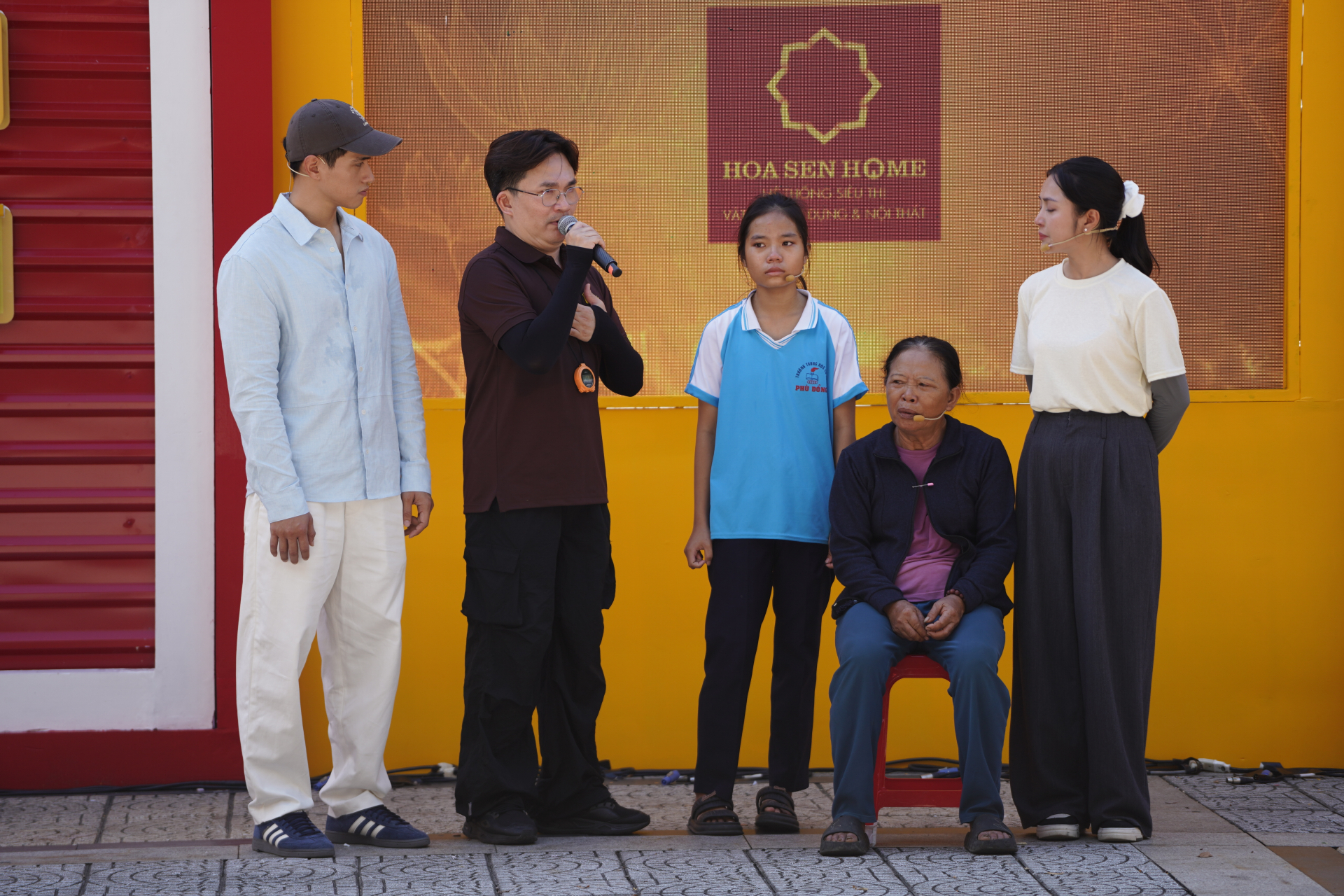 Đại Nghĩa bật khóc trước cô bé thiếu thốn tình cảm vì mất cha khi chưa ra đời, mẹ bỏ đi khi 6 tháng tuổi - ảnh 1