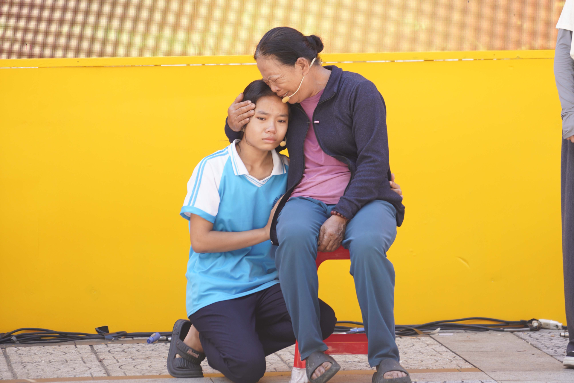 Đại Nghĩa bật khóc trước cô bé thiếu thốn tình cảm vì mất cha khi chưa ra đời, mẹ bỏ đi khi 6 tháng tuổi - ảnh 2