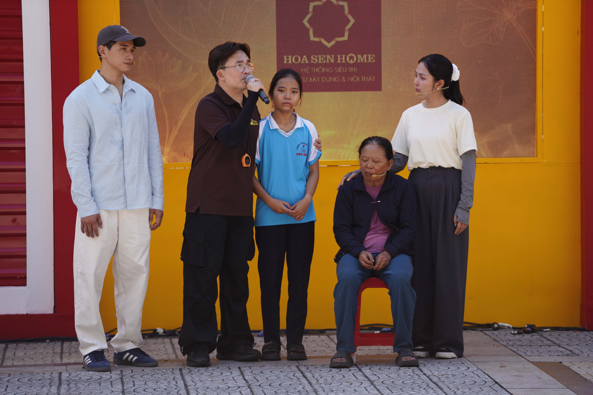 Đại Nghĩa bật khóc trước cô bé thiếu thốn tình cảm vì mất cha khi chưa ra đời, mẹ bỏ đi khi 6 tháng tuổi - ảnh 4